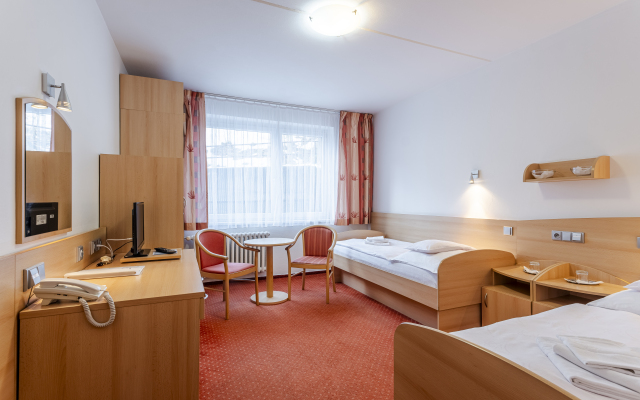 Complex Curie Hotel
