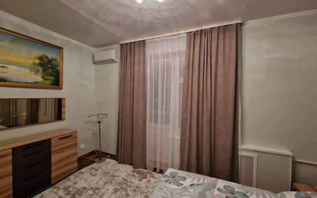 U Pushkinskogo Teatra Tsentr Flat