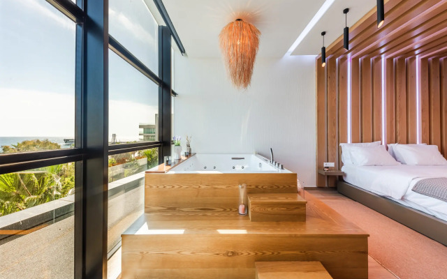 Marina Luxury Suites 101 Jacuzzi Apartments