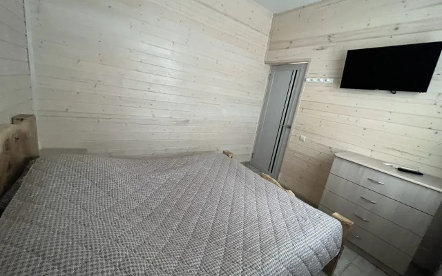 S baney i basseynom Private house