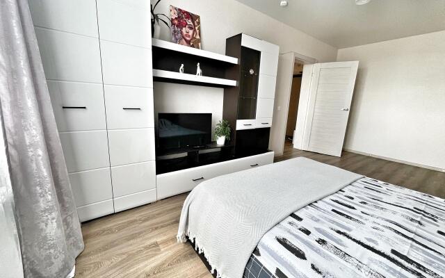 Yelena Ozerki Flat