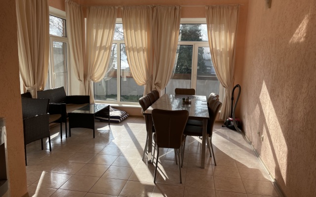 Dom S Basseynom U Morya Private House