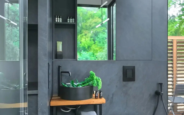 Private House na Beregu Reki s Avtorskim Dizaynom