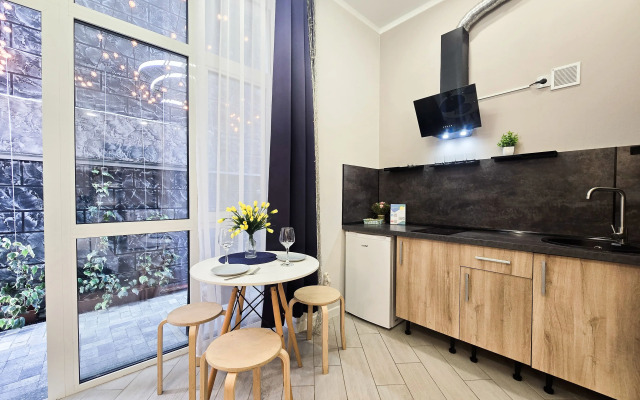 Stil'naya studiya dlya 3kh chelovek s krovatyami i zonoy otdykha na ulitse Flat
