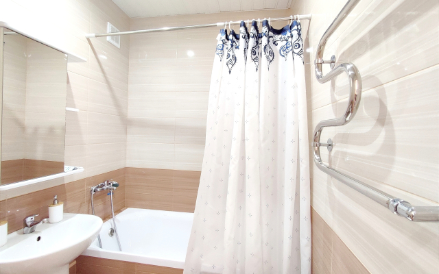 Квартира 2-комнатная в Омске на Петра Ильичева 4