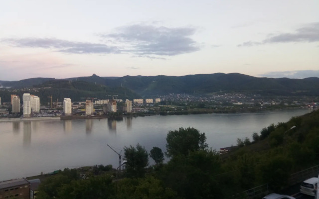S Vidom na Yenisey i Stolby Apartments
