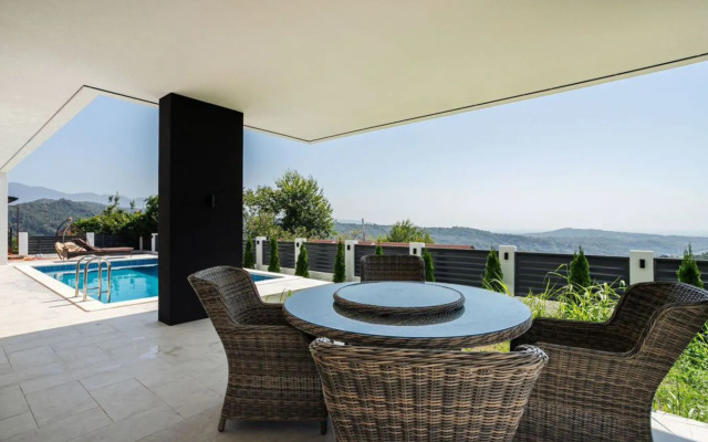 S Basseynom I Baney Villa