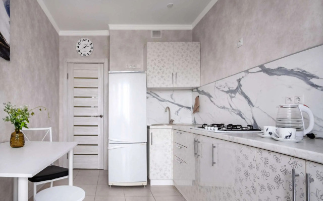 Na Pervomayskoy Ulitse 70 Flat