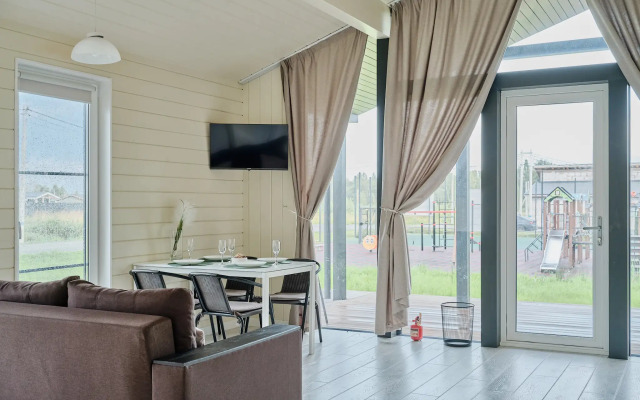 Частный дом с сауной, детской и спортивной площадкой