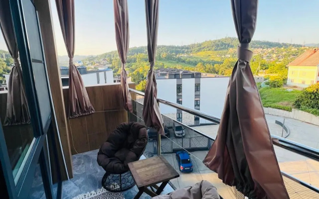 Stilnaya studiya s balkonom na dvoikh Apartments