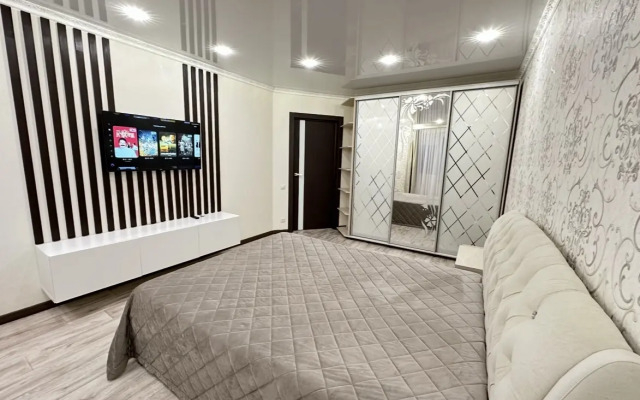 Dvukhkomnatnaya V Tsentre S Vidom Na Gorod Flat