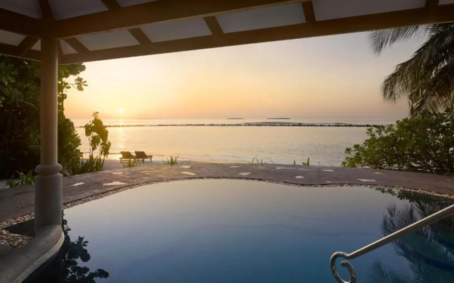 Курортный отель Royal Island Resort & Spa