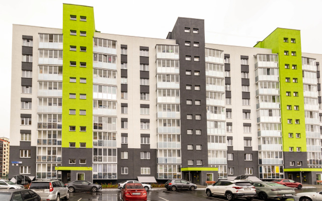 Квартира с желтым диваном