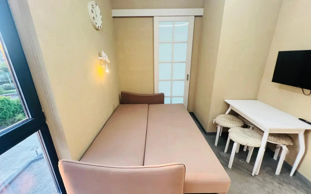 Chetyryokhmestnye apartamenty s balkonom ı basseynom na territorii Apartments