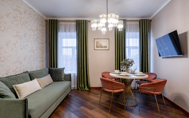 Квартира просторная с балконом и впечатляющим видом на канал Грибоедова