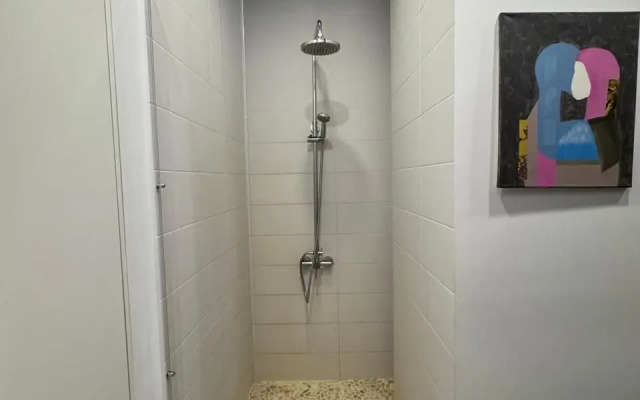 Dvukhkomnatnaya Vozle Morya, Mayak Flat