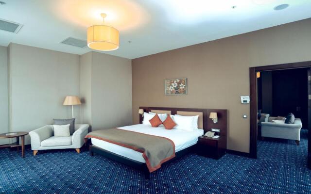 Parkside Hotel & Apartments
