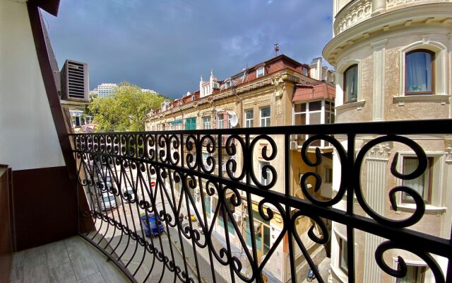Luxury Apartment with Balcony on the Yalta Embankment