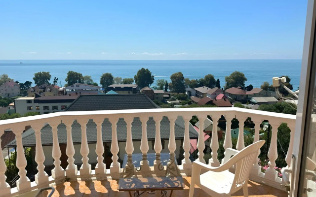 Chastny Dom The Green House Guest House