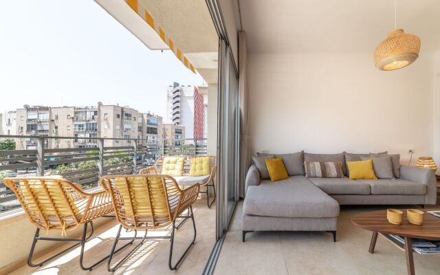 Апартаменты Nice 2BR with a balcony 2 mins from Beach