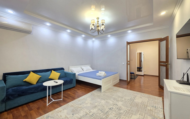 3-Kh s 3-Mya Krovatyami, Divanom i 2 Konditsionerami Apartments