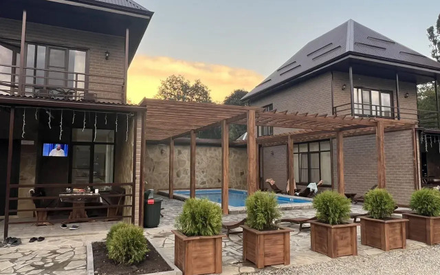 S baney i basseynom Private house