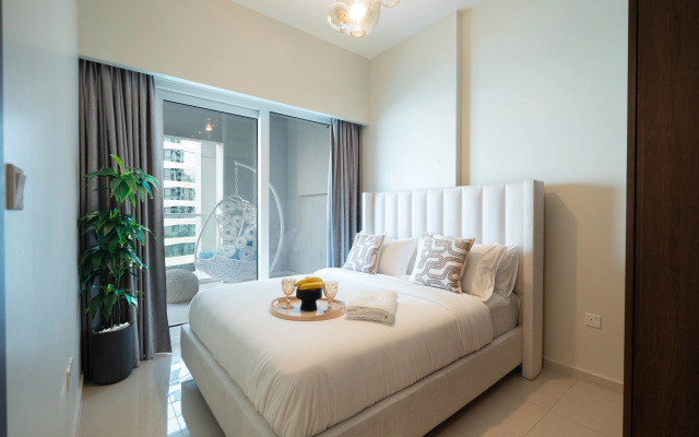 Keyrock Chic 2BR Escape Pool & Lake View Apartments