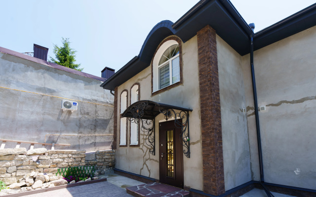 Po Ulitse Buachidze Private House
