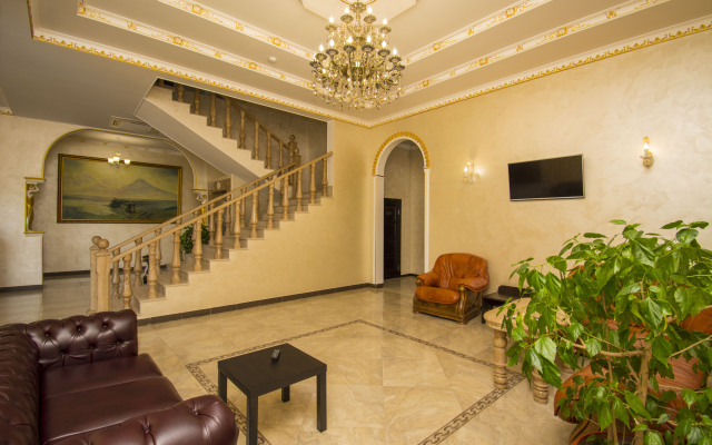 Grand Noy Hotel