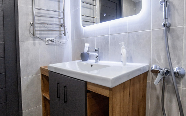 Sovremennaya dvukhurovnevaya studiya Flat