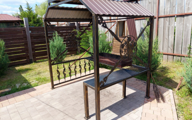 Частный дом с камином у реки