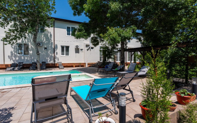 Nikos Guest House