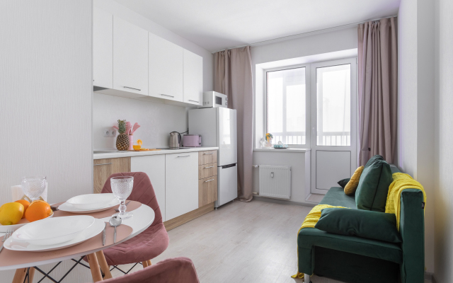 Yevro-2 Nevskaya Laguna na naberezhnoy Nevy u metro ryadom s Vantovym mostom i parkovkoy Flat
