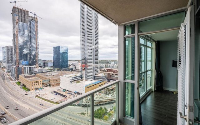 Globalstay 1 Bedroom & Den Condo In The Heart Of Downtown Toronto  Apartments