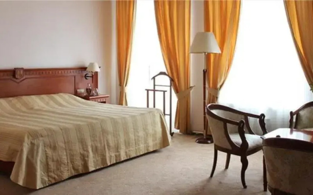 Golden Hotel
