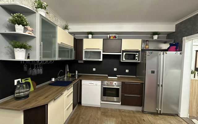 Yevrodvushka Poema-Apart Na Yesenina Flat