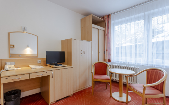 Complex Curie Hotel