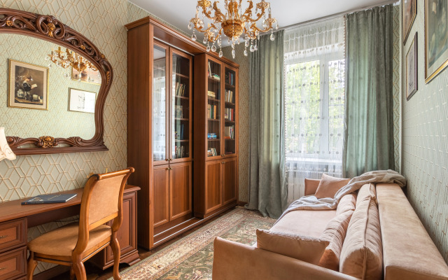Prudius Apart v tsentre Kronshtadta s vidom na Morskoy Sobor Flat