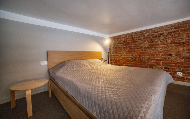 Sovremennaya dvukhurovnevaya studiya Flat