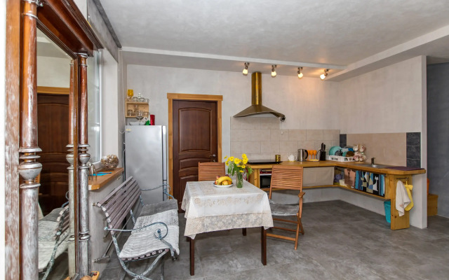 Na Sibiryakova 10 Private House