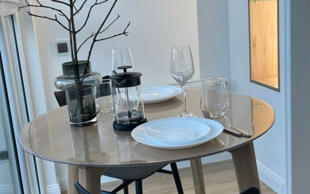 Stilnaya ot dizaynera u ozera Flat