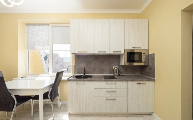 U Morya S Basseinom V ZhK Solnechnyij Apr42 Apartments