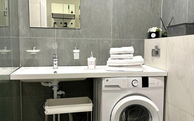 Studiya u Metro Avtovo Apartments
