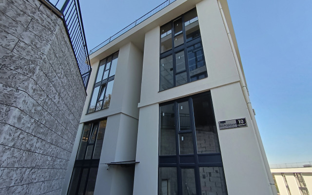 Dvukhetazhnaya Dizayn Studiya Delyuks Flat