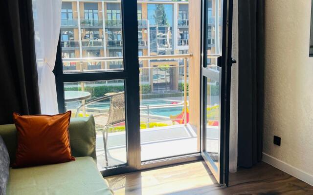 Studiya S Dizaynerskim Remontom S Baseynom I Balkonom Apartaments