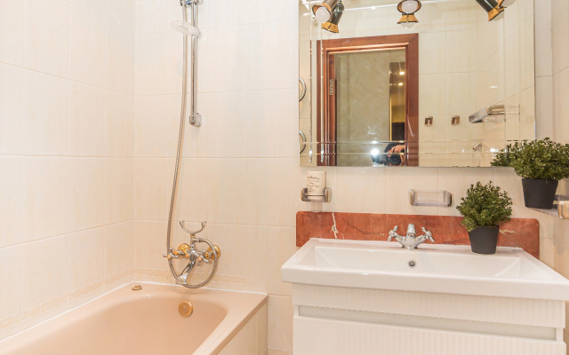 Trekhkomnatnaya v Tsentre ryadom s Galleria Minsk Flat