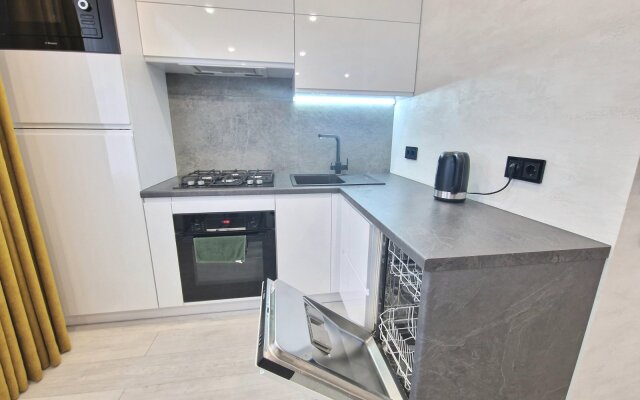 Tryohkomnatnyj Lyuks, centr, ploshchad' Pobedy, CHernyahovskogo 10A, Kolibri#10A Apartments