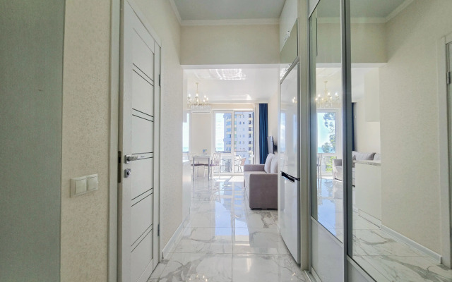 Квартира светлая студия с видом на море и балконом с бассейном на территории