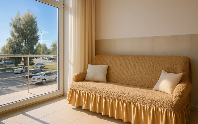 Prostornaya dlya gostey 6kh s krovatkoy i pelenal'nym stolikom dlya detey i kukhonnoy zonoy Flat