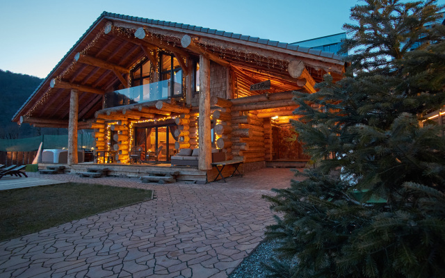 Kedr 750, 6 spalen, 15 gostej s Bassejnom i Banej Chalet